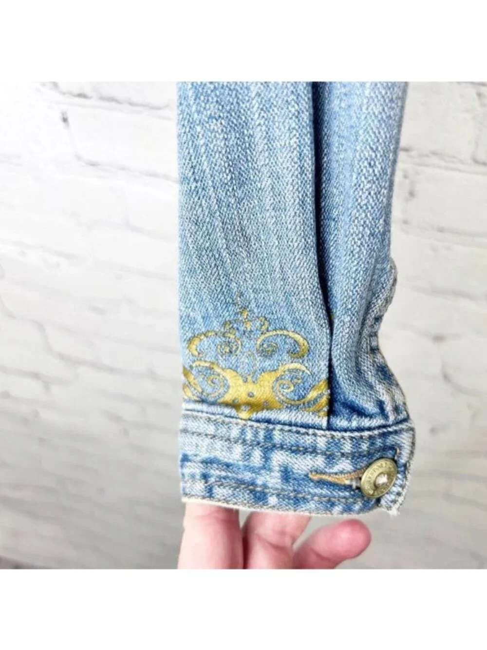 DISNEY STORE LIGHT DENIM RHINESTONE BUTTON GOLD DESIGN JEAN JACKET XS/4